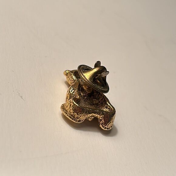 Vintage CAMCO Gold Tone Teddy Bear Holding Heart with Green Stone Pin - Picture 5 of 7